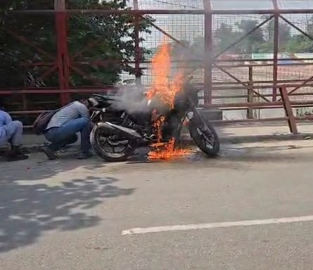 चलती बाइक में अचानक लग गई आग, देखते ही देखते बन गई आग का गोला