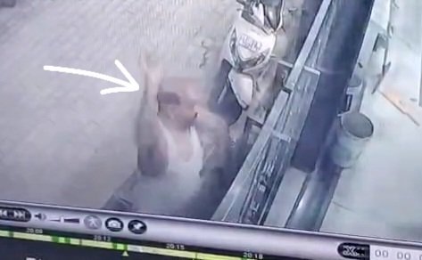बच्चों की शरारत से तिलमिलाया बुजुर्ग, सिर में दे मारी ईंट