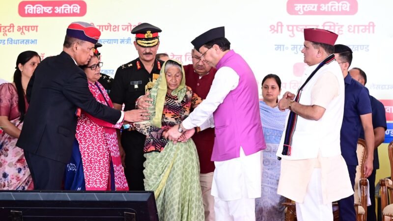 शहीदों के परिजनों और वीर नारियों को मुख्यमंत्री ने किया सम्मानित