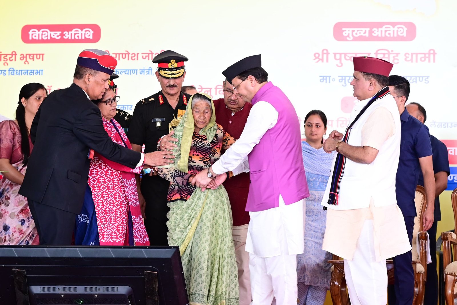 शहीदों के परिजनों और वीर नारियों को मुख्यमंत्री ने किया सम्मानित