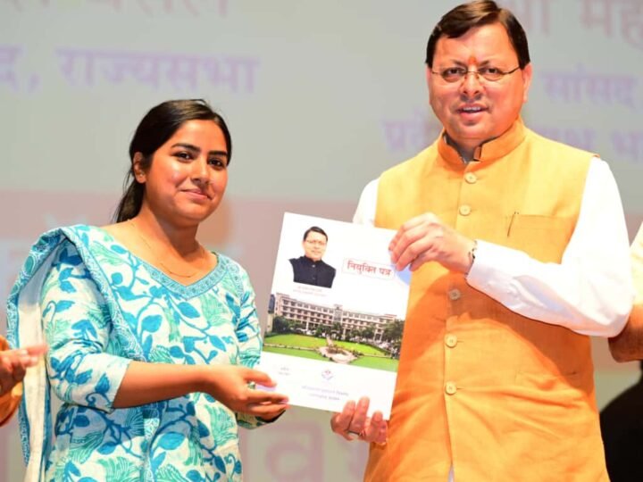 दून मेडिकल कॉलेज में नवनियुक्त समीक्षा अधिकारियों को मुख्यमंत्री ने सौंपे नियुक्ति पत्र