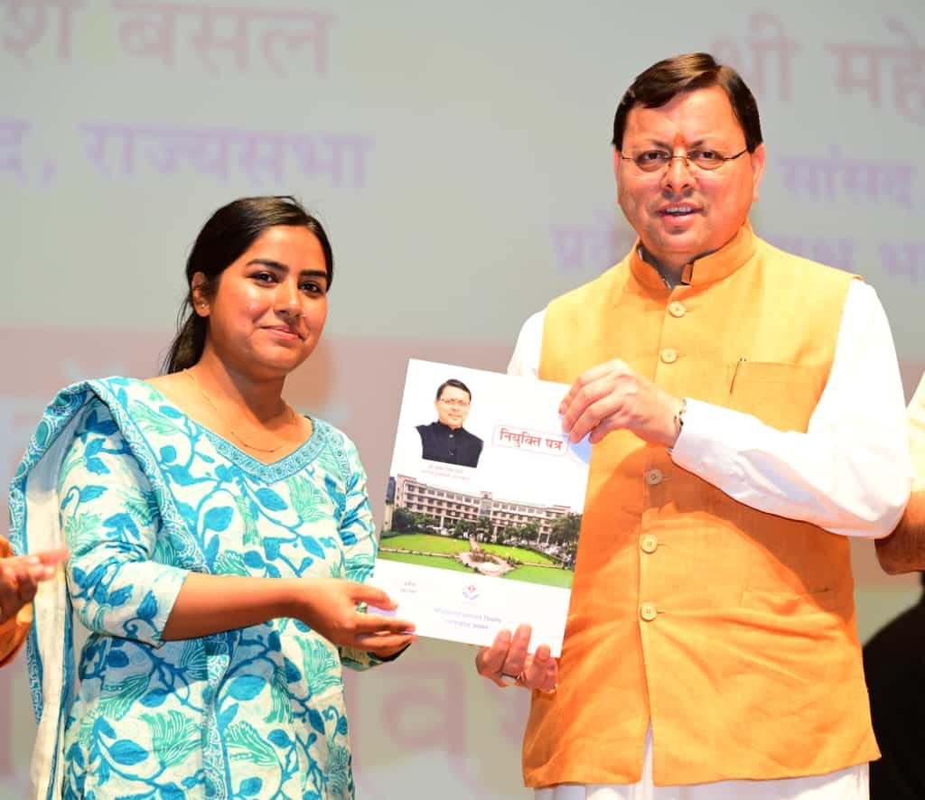 दून मेडिकल कॉलेज में नवनियुक्त समीक्षा अधिकारियों को मुख्यमंत्री ने सौंपे नियुक्ति पत्र