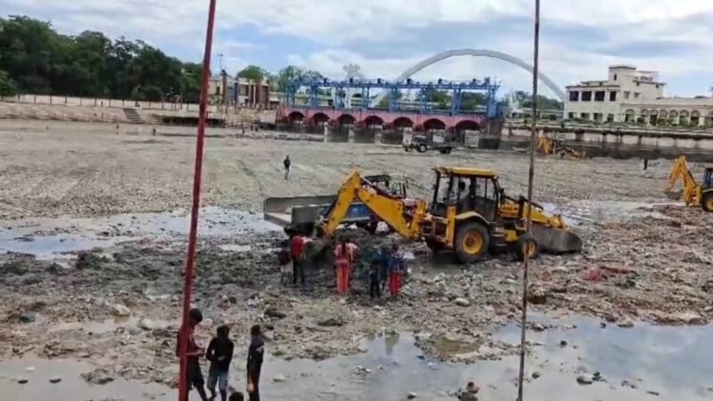 भारी बारिश से गंग नहर में जमा सामान्य से अधिक सिल्ट, मेंटेनेंस का काम जारी