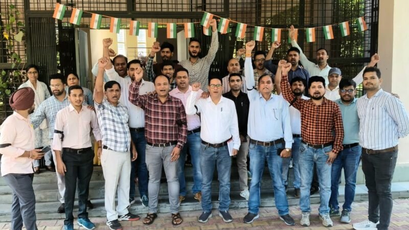 अपनी 10 मांगों को लेकर विरोध पर डटे राज्य का विभाग के कर्मचारी, 1 घंटे का कार्यबहिष्कार किया