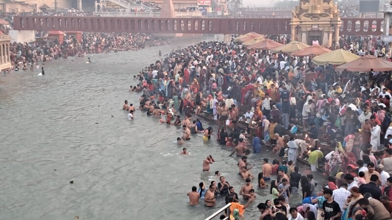 कार्तिक पूर्णिमा के स्नान पर गंगा में डुबकी लगाने के लिए उमड़ा भक्तों का सैलाब