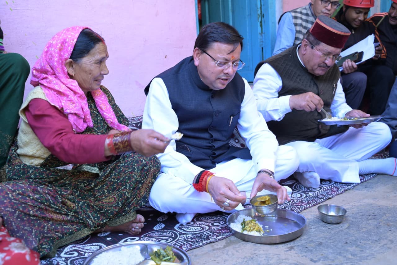 ईगास पर्व पर आपदा प्रभावितों के बीच पहुंचे मुख्यमंत्री, राहत राशि भी बांटी