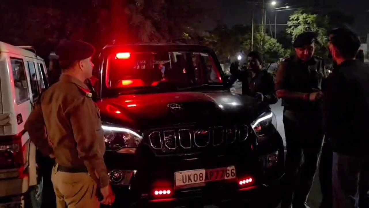 गाड़ी में हूटर और लाल बत्ती लगाकर हवा बाजी करना युवक को बड़ा भारी, पुलिस ने की ये कार्रवाई