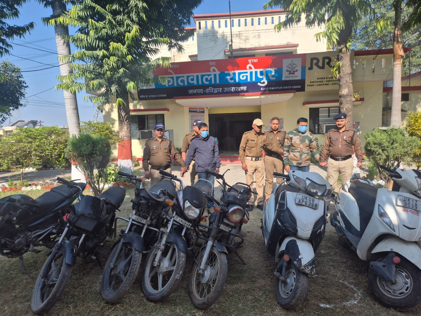 चोरी की 10 बाईकों के साथ वाहन चोर पकड़े, नेपाल तक जुड़े थे तार