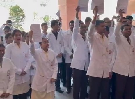 सरकारी मेडिकल कॉलेज की बत्ती गुल, टॉर्च की लाइट में पढ़ रहे MBBS के छात्र