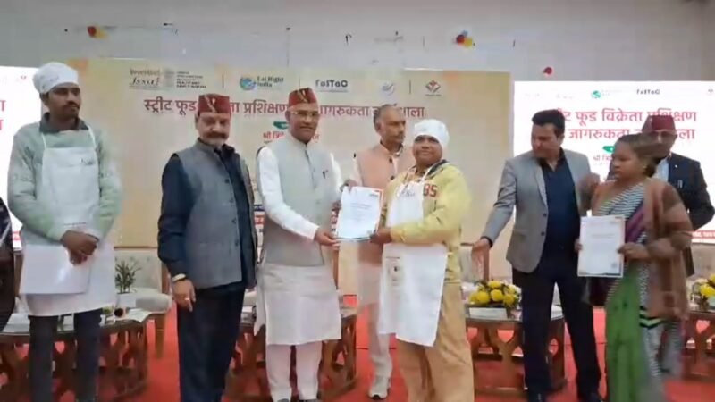 साफ स्वच्छ भोजन उपलब्ध कराने के लिए स्ट्रीट फूड वेंडरों को दी जा रही ट्रेनिंग