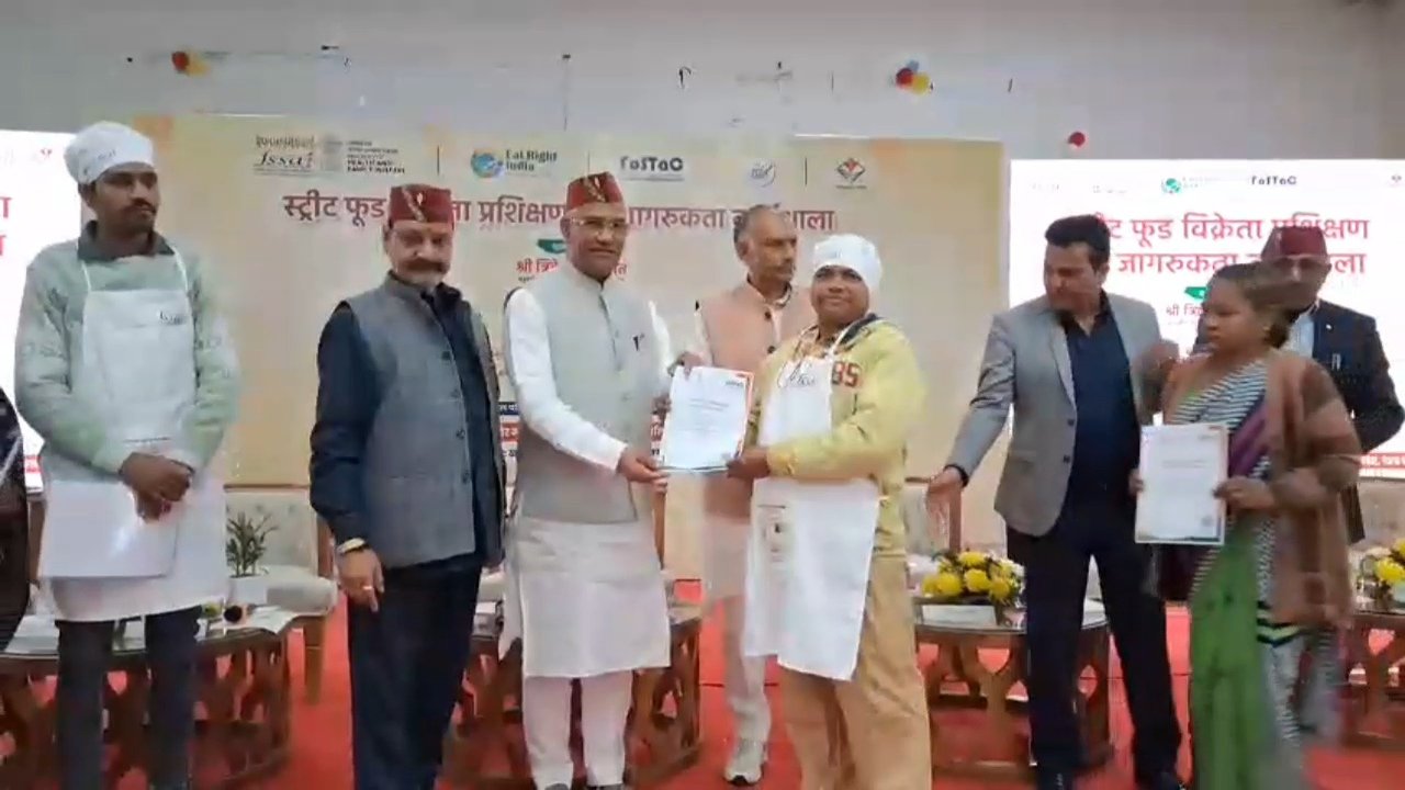 साफ स्वच्छ भोजन उपलब्ध कराने के लिए स्ट्रीट फूड वेंडरों को दी जा रही ट्रेनिंग