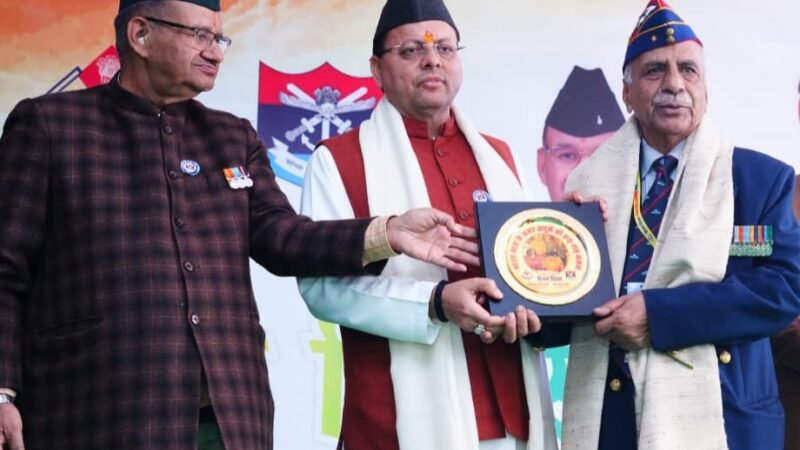 विजय दिवस पर मुख्यमंत्री ने शहीद स्मारक पर बलिदानियों को दी श्रद्धांजलि