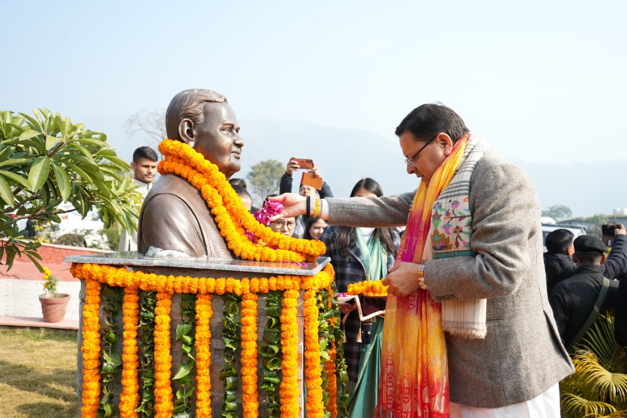 पूर्व पीएम अटल की जयंती पर मुख्यमंत्री ने दी श्रद्धांजलि, लेखक गांव में आयोजित हुआ कार्यक्रम