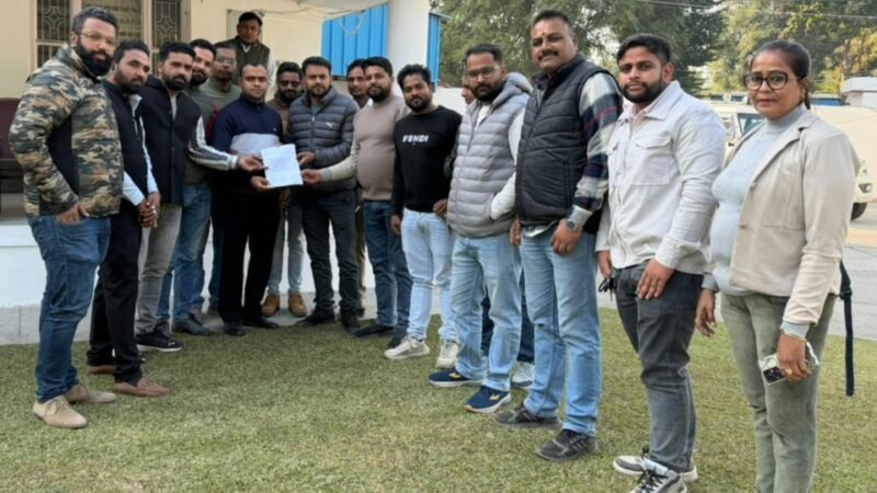 वीवीआईपी दौरों से अनधिकृत पत्रकारों को दूर रखने की मांग को लेकर डीएम को ज्ञापन सौंपा