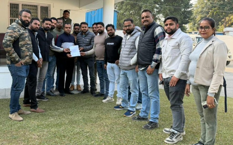 वीवीआईपी दौरों से अनधिकृत पत्रकारों को दूर रखने की मांग को लेकर डीएम को ज्ञापन सौंपा