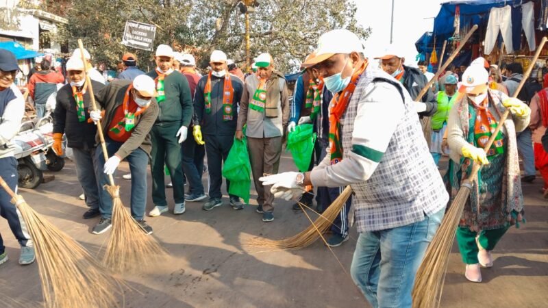 स्वच्छता अभियान: हरकी पैड़ी पर झाड़ू लेकर जुटे भाजपा कार्यकर्ता
