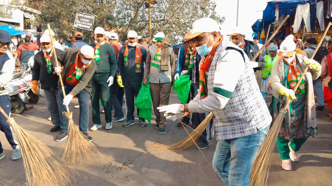 स्वच्छता अभियान: हरकी पैड़ी पर झाड़ू लेकर जुटे भाजपा कार्यकर्ता