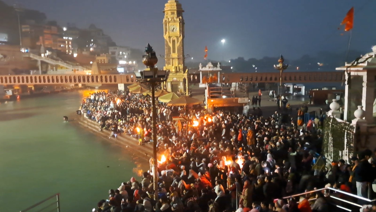 हरकी पैड़ी पर गंगा में डुबकी लगाकर श्रद्धालुओं ने किया नए साल का शुभारंभ