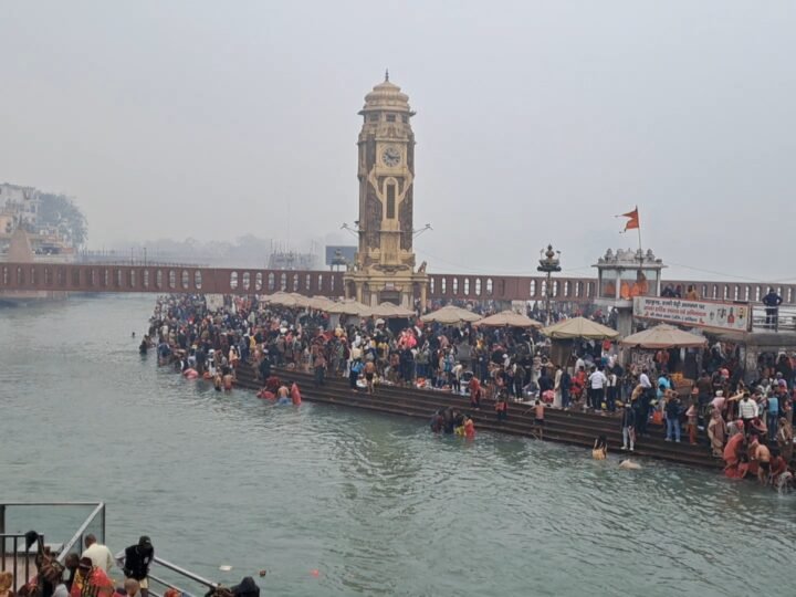 मकर संक्रांति गंगा स्नान, गंगा में डुबकी लगाने पहुंचे लाखों श्रद्धालु