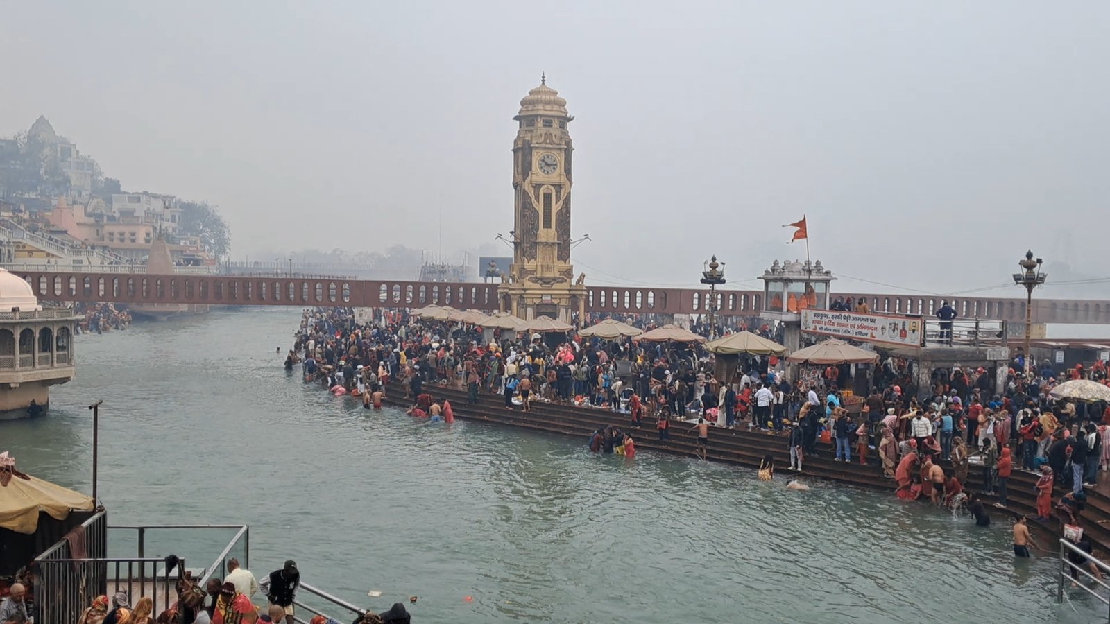 मकर संक्रांति गंगा स्नान, गंगा में डुबकी लगाने पहुंचे लाखों श्रद्धालु