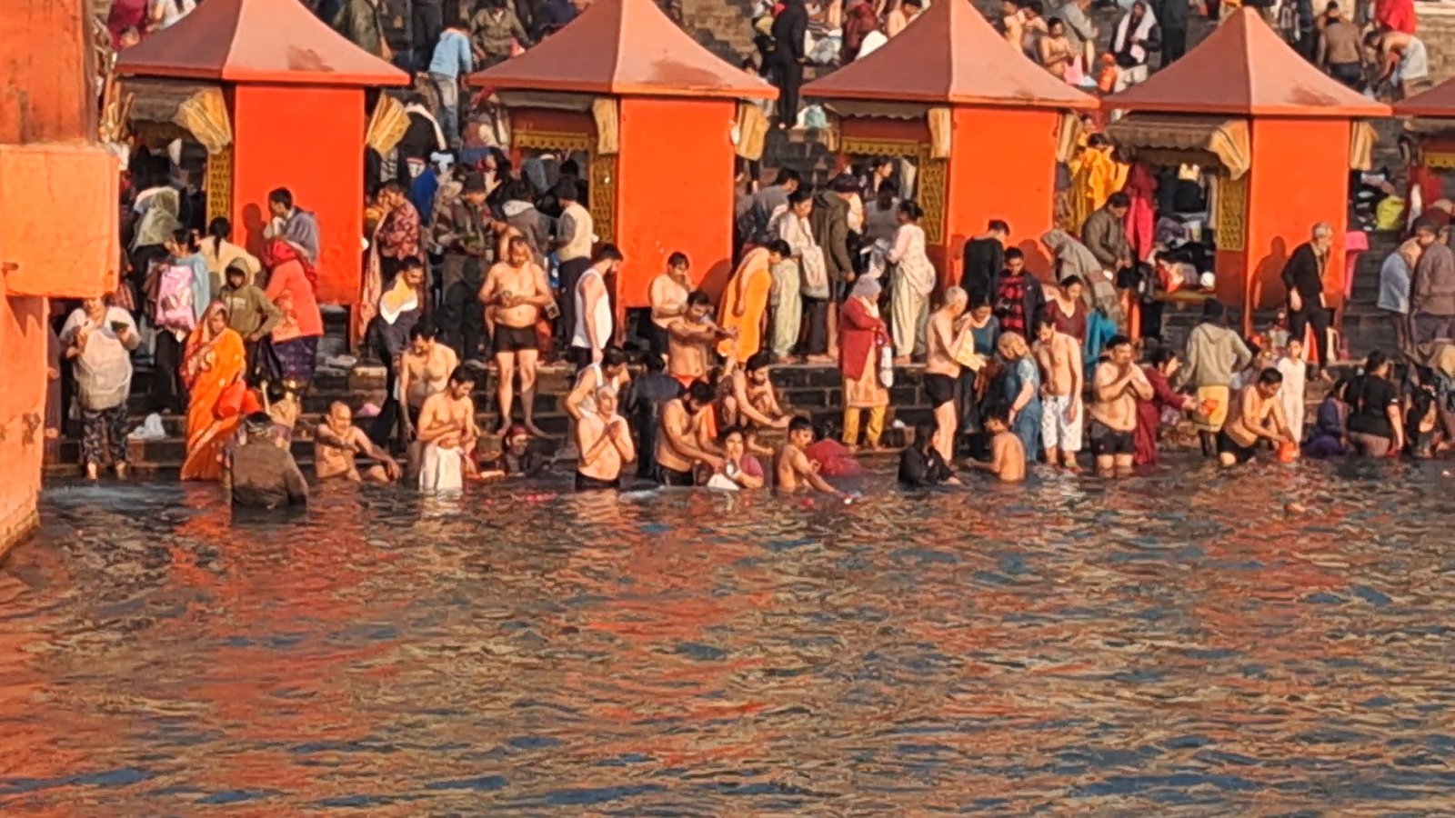 मौनी अमावस्या पर गंगा में डुबकी लगाने के लिए हर की पैड़ी पर उमड़ी श्रद्धालुओं की भीड़