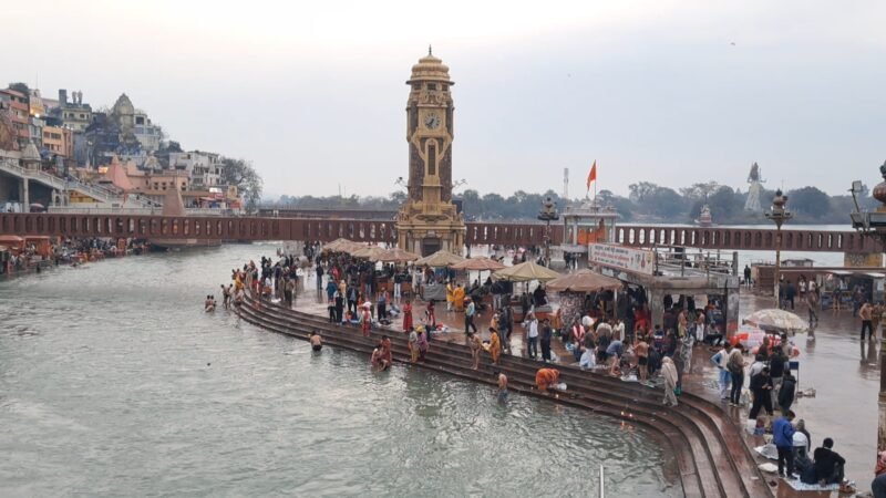 बसंत पंचमी के स्नान पर हर की पैड़ी पर श्रद्धालुओं ने लगाई डुबकी