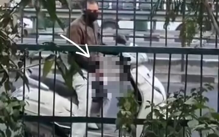 वीडियो: बेशर्मी की सारी हदें पार, युवतियों के सामने सरे राह कर डाली अश्लील हरकत