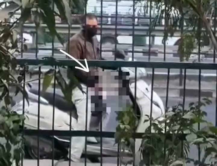 वीडियो: बेशर्मी की सारी हदें पार, युवतियों के सामने सरे राह कर डाली अश्लील हरकत