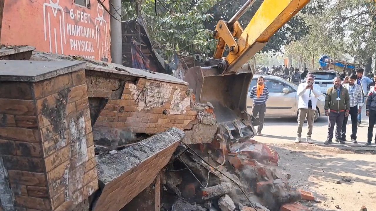 डीएम के निरीक्षण के बाद हरकत में आए नगर निगम ने हटाया अतिक्रमण