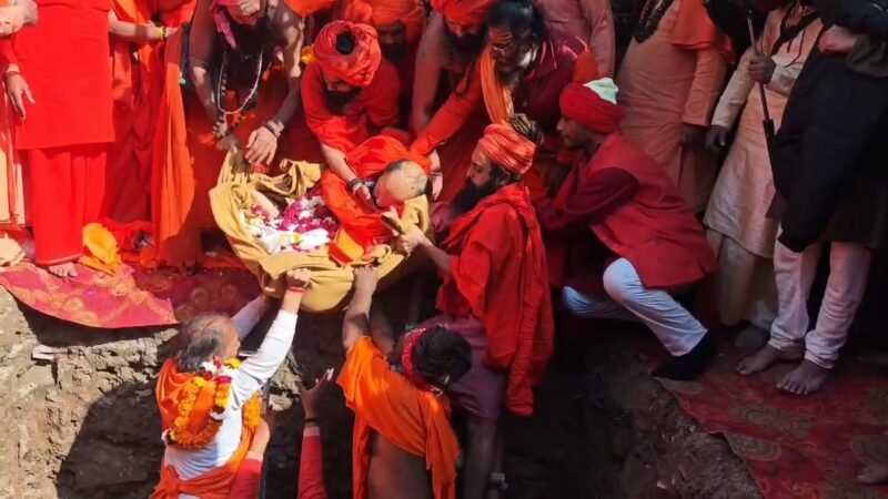 ब्रह्मलीन संत को दी गई भू समाधि, तमाम संतों ने दी श्रद्धांजलि