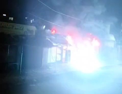 वीडियो: टायर पंचर की दुकान में लगी भीषण आग, धमाकों के साथ उठी लपटें
