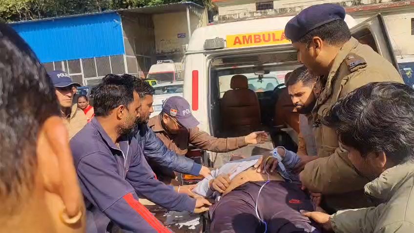 जमीनी विवाद में भिड़े दो पक्ष, गोली लगने से दो घायल