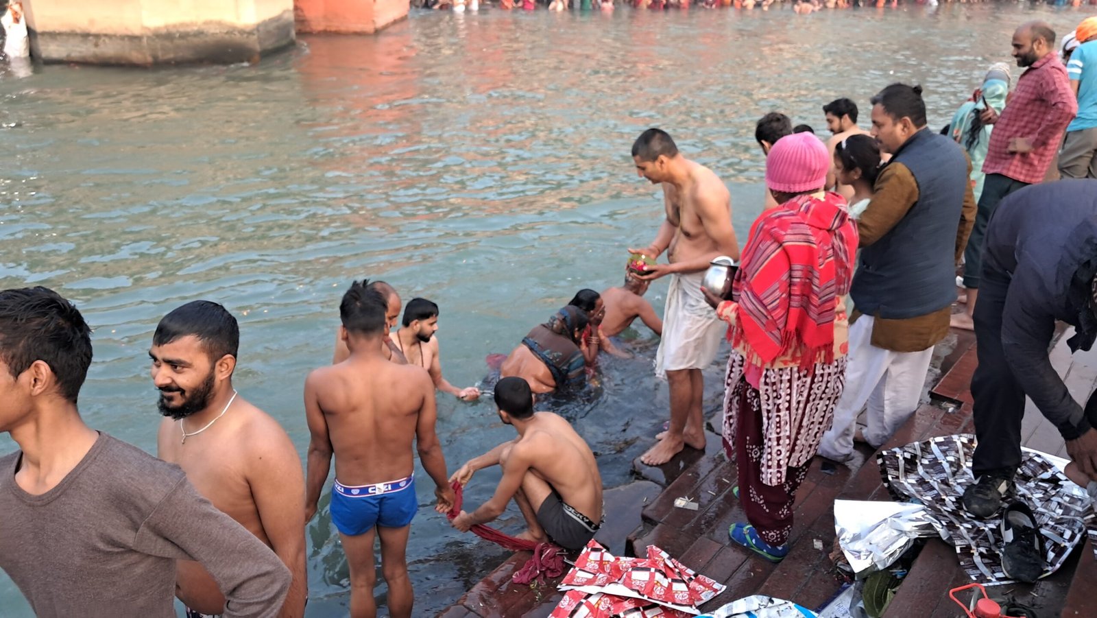 माघ पूर्णिमा पर पवित्र डुबकी लगाने के लिए उमड़ी श्रद्धालुओं की भीड़