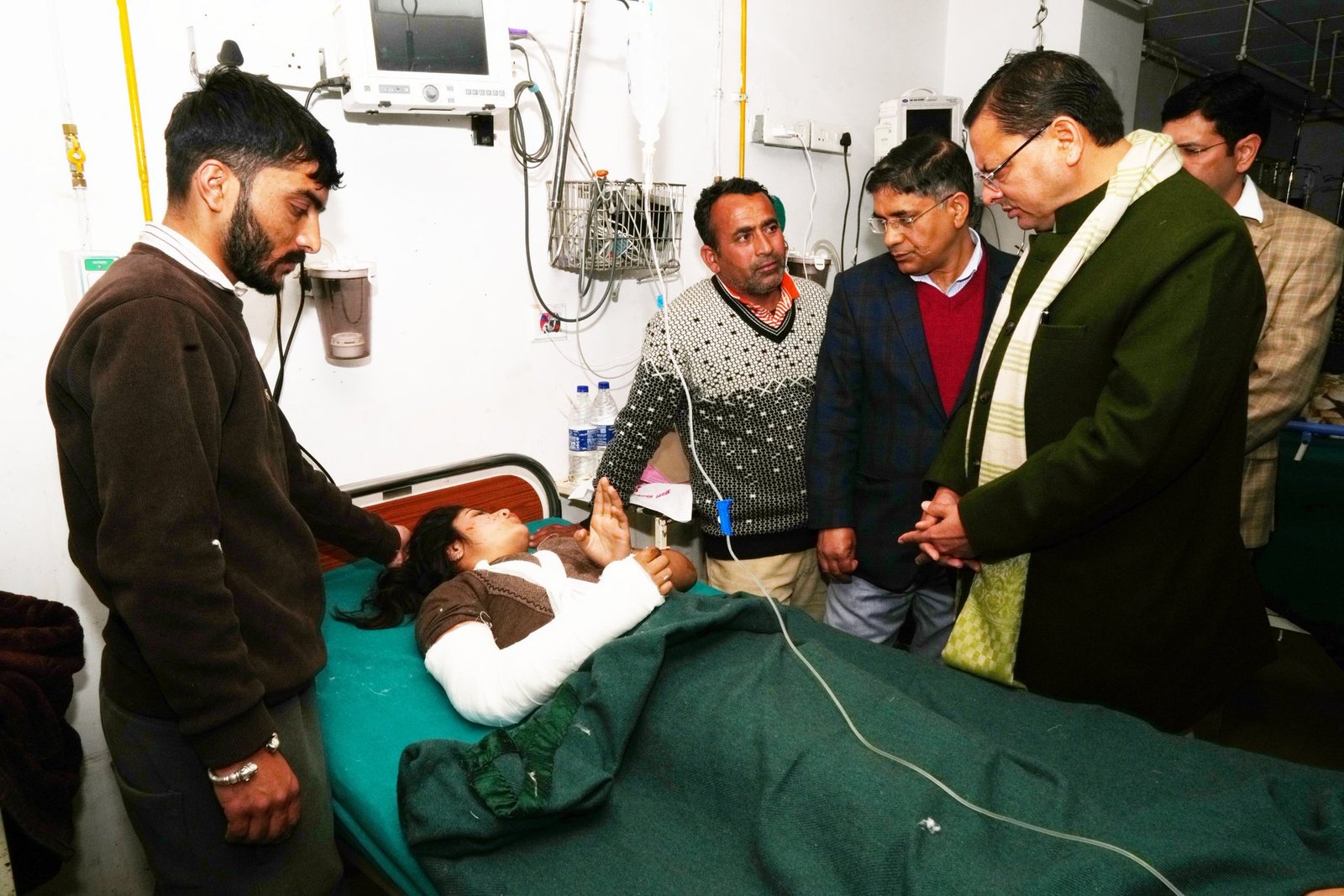 बस एक्सीडेंट में घायल लोगों का हाल-चाल जानने अस्पताल पहुंचे मुख्यमंत्री