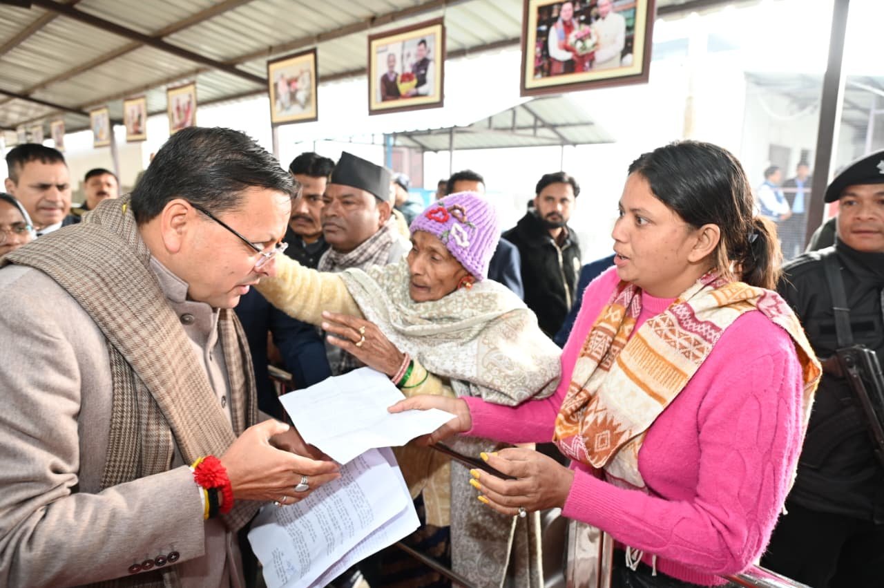 खटीमा कैंप ऑफिस में मुख्यमंत्री ने सुनी लोगों की समस्याएं