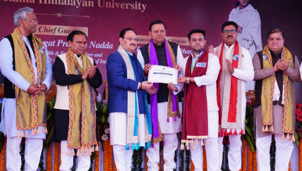 हिमालयन यूनिवर्सिटी के दीक्षांत समारोह में शामिल हुए केंद्रीय स्वास्थ्य मंत्री और मुख्यमंत्री, छात्रों को दिया ये संदेश