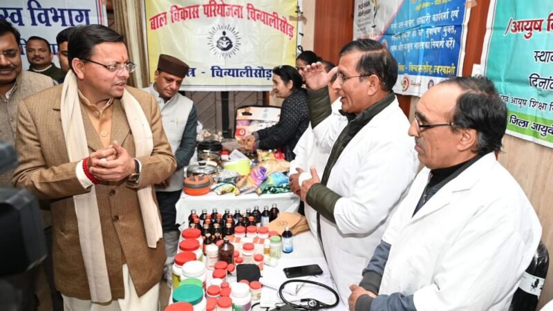 उत्तरकाशी के दौरे पर रहे मुख्यमंत्री, सरकारी योजनाओं के स्टालों का निरीक्षण किया
