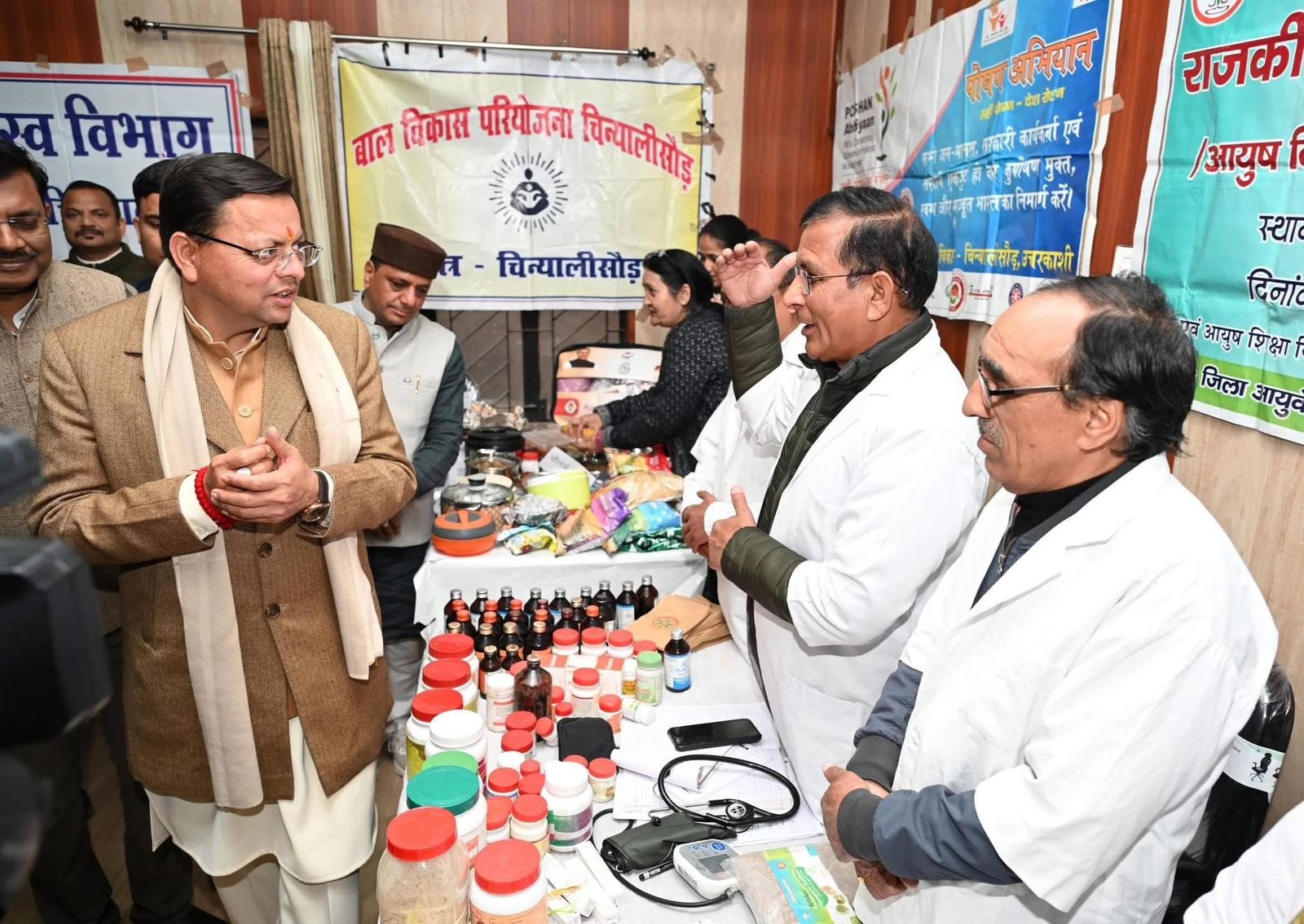 उत्तरकाशी के दौरे पर रहे मुख्यमंत्री, सरकारी योजनाओं के स्टालों का निरीक्षण किया