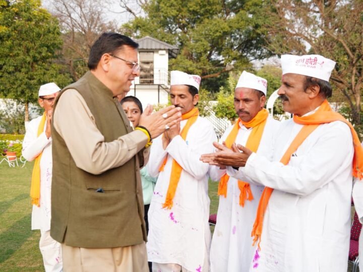 सीएम आवास में मुख्यमंत्री ने किया होल्यारों का स्वागत, बोले ये हमारी समृद्ध लोक संस्कृति