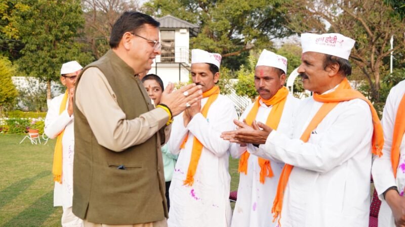 सीएम आवास में मुख्यमंत्री ने किया होल्यारों का स्वागत, बोले ये हमारी समृद्ध लोक संस्कृति