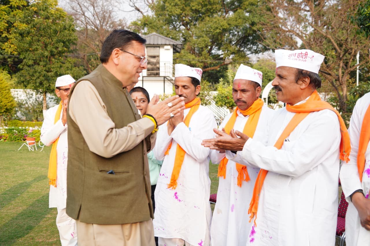 सीएम आवास में मुख्यमंत्री ने किया होल्यारों का स्वागत, बोले ये हमारी समृद्ध लोक संस्कृति