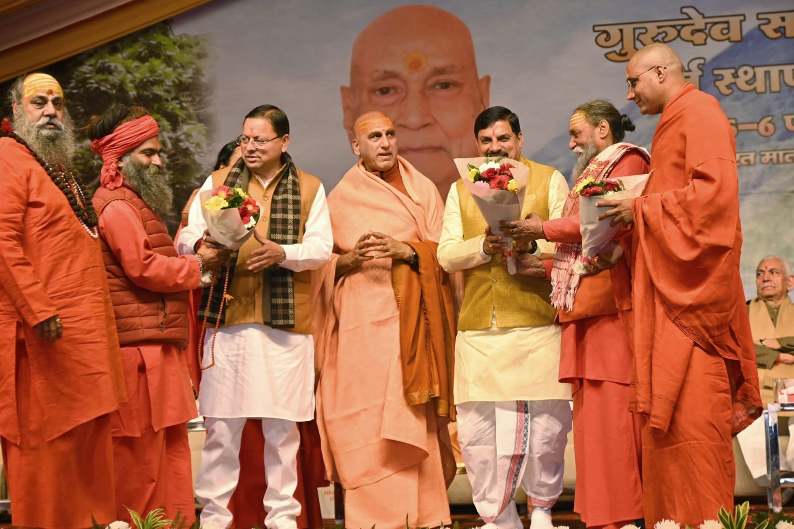 समाधि मंदिर स्थापना समारोह में शामिल हुए मुख्यमंत्री, एमपी के सीएम भी पहुंचे