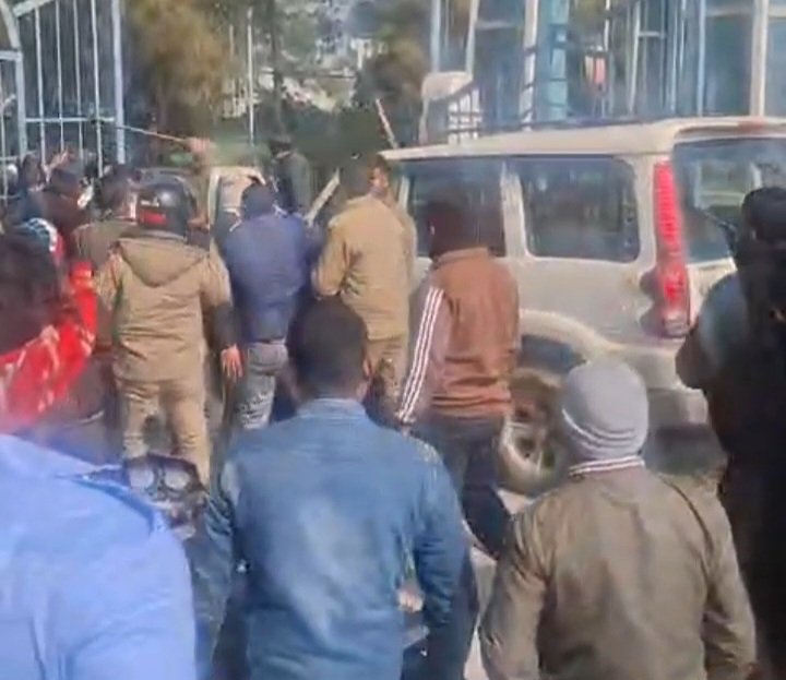 झड़प: हाउसिंग सोसाइटी में भिड़े दो पक्ष जमकर लाठी डंडे चले, जानिए मामला