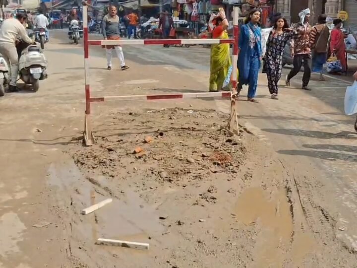 पूरा नहीं हो पा रहा सीवर लाइन का काम, सड़क खोदकर भूला विभाग, लोग परेशान