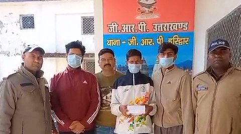 ट्रेन यात्रियों के मोबाइल चुराकर बैंक खातों से पैसे उड़ाने वाला गिरोह पकड़ा