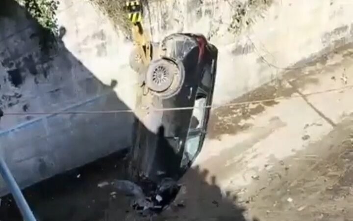 अनियंत्रित होकर नहर में गिरी कार, बाल-बाल बच्चे दो कार सवार