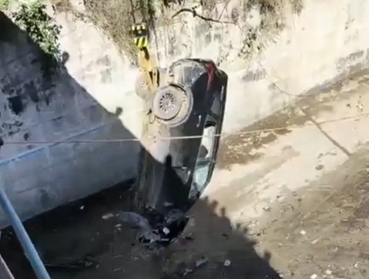 अनियंत्रित होकर नहर में गिरी कार, बाल-बाल बच्चे दो कार सवार