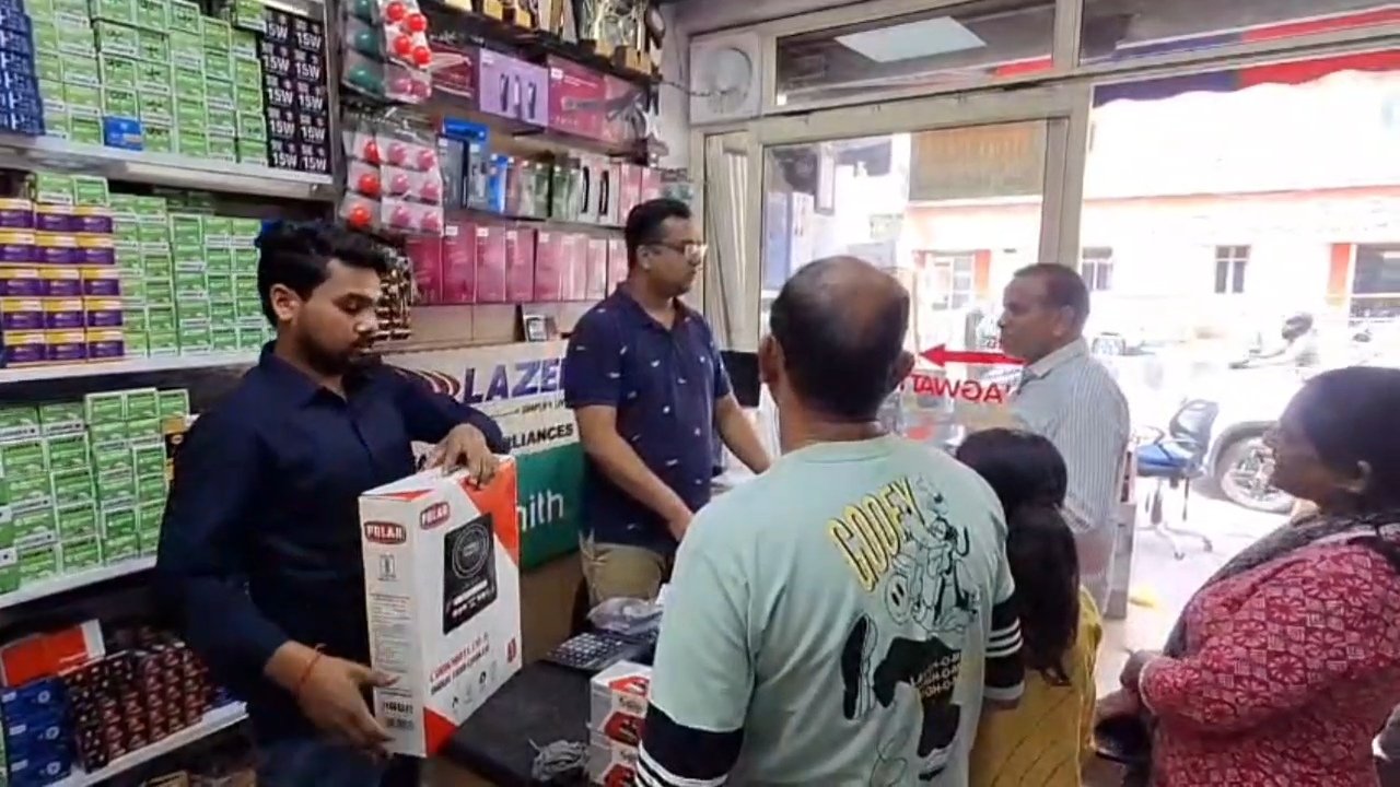 गैस सिलेंडर संकट: इंडक्शन चूल्हे की बड़ी मांग, धड़ल्ले से हो रही बिक्री