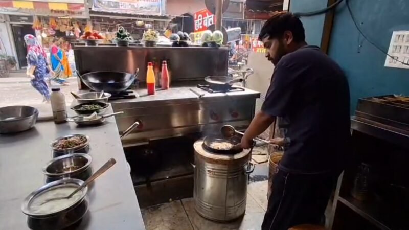 गैस किल्लत: हरिद्वार में होटल-रेस्टोरेंट संचालक कोयला और लकड़ी जलाने को मजबूर