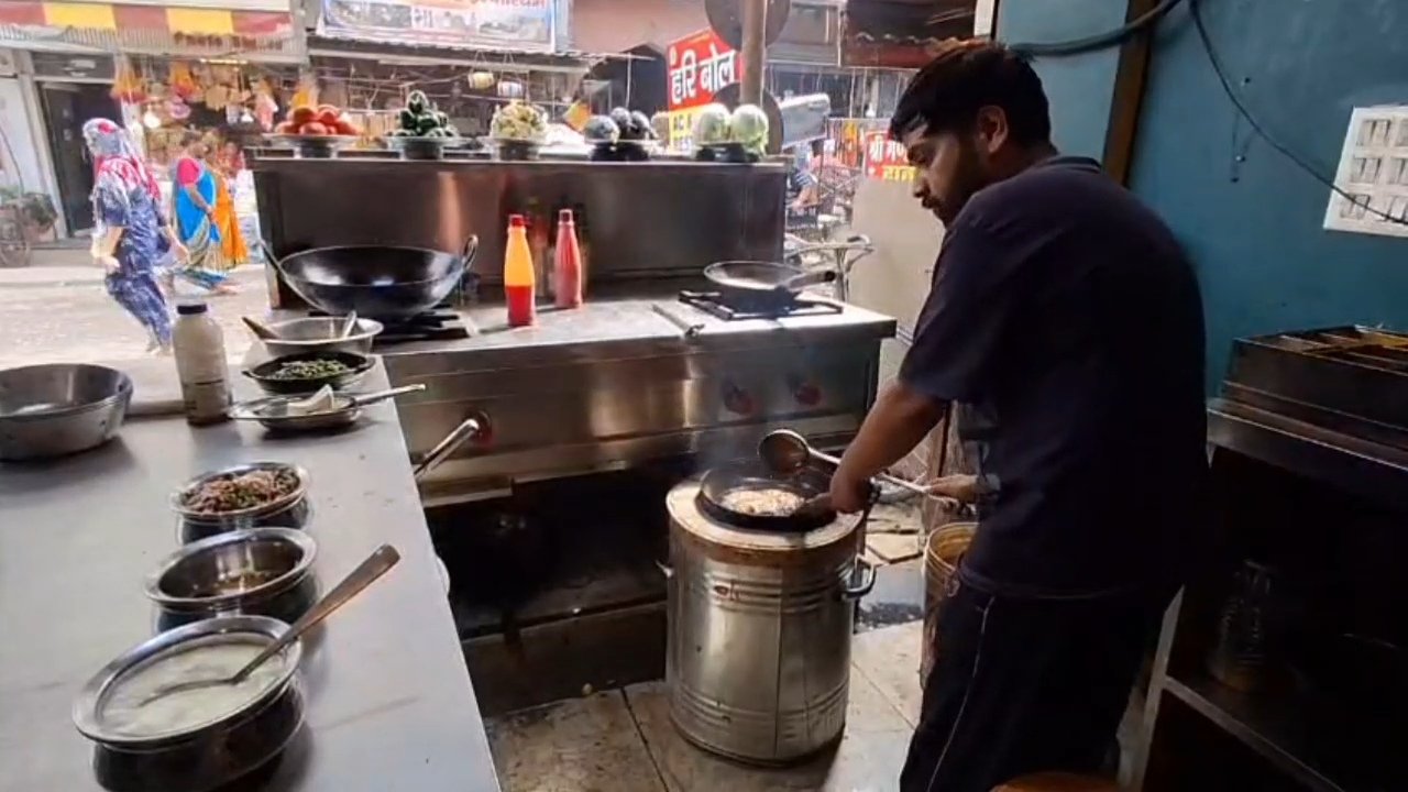 गैस किल्लत: हरिद्वार में होटल-रेस्टोरेंट संचालक कोयला और लकड़ी जलाने को मजबूर